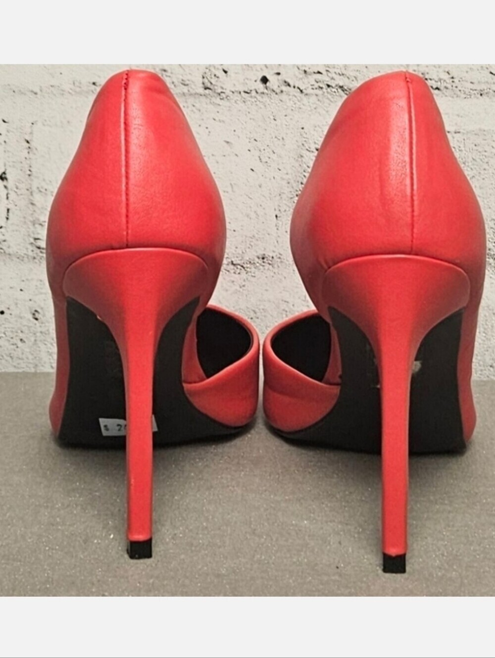 Le Chateau Red Pointed Toe Stiletto Pumps Classic Heels Size 8 - Picture 3 of 6
